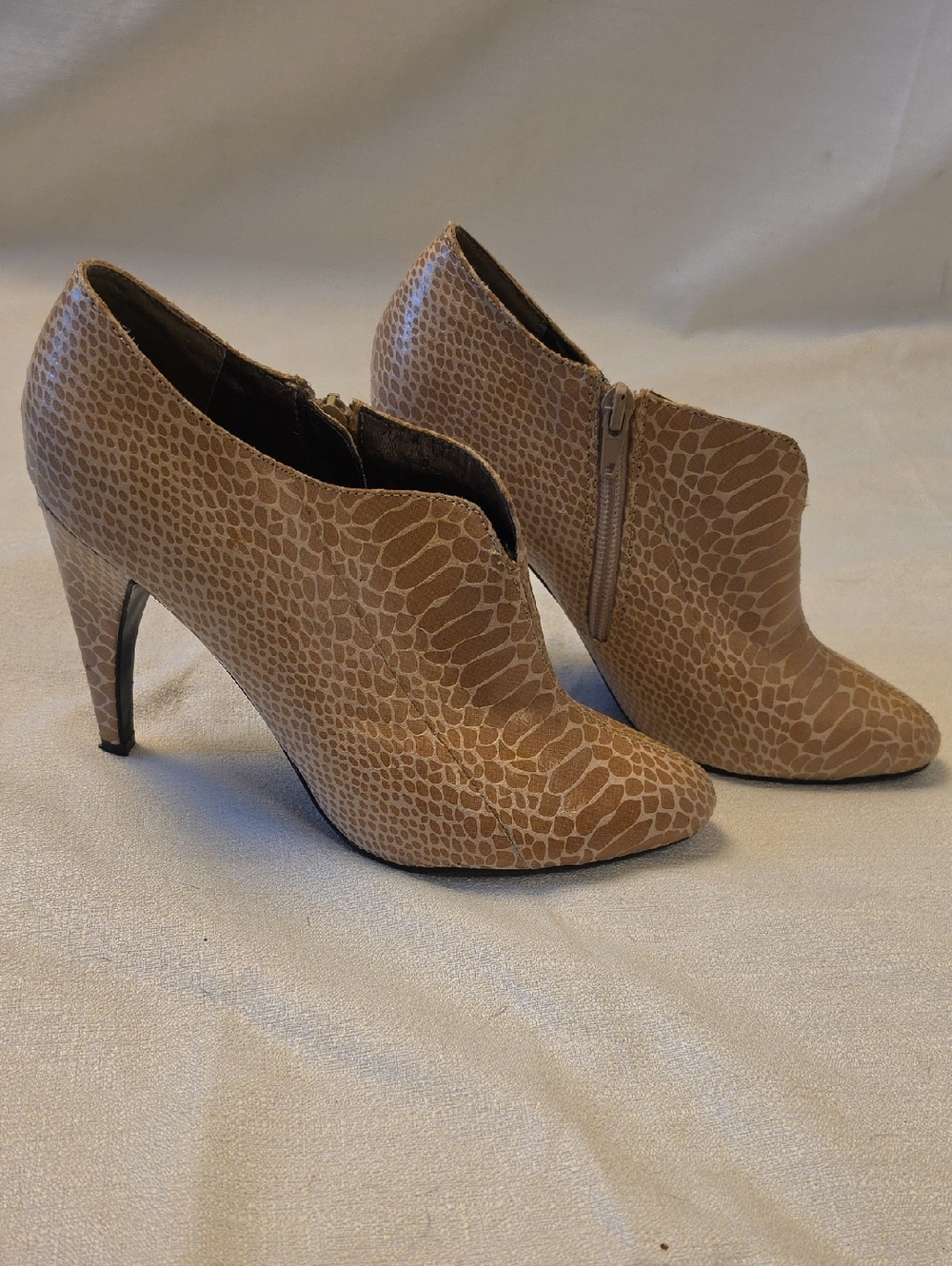 Sam Edelman Taupe Croc-Embossed Heeled Side Zipper Booties Size 7.5M